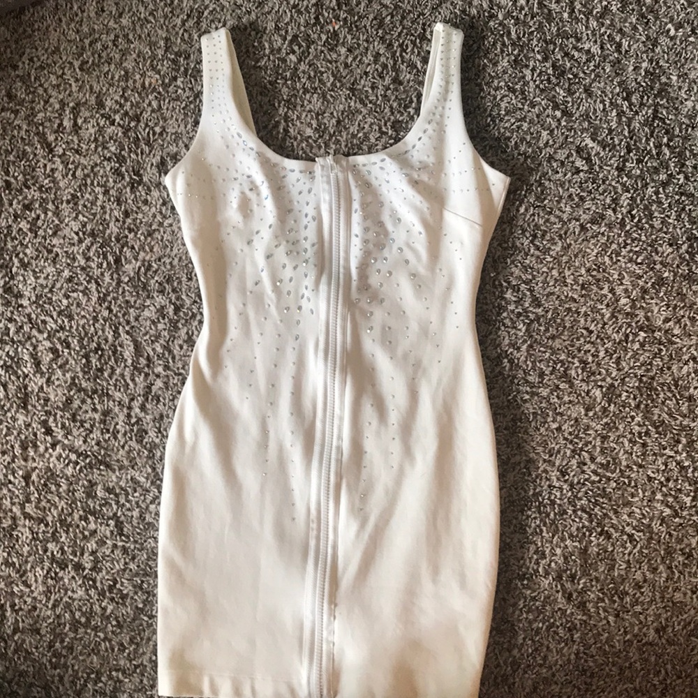 BEBE WHITE DRESS WITH FROMT ZIPPER
